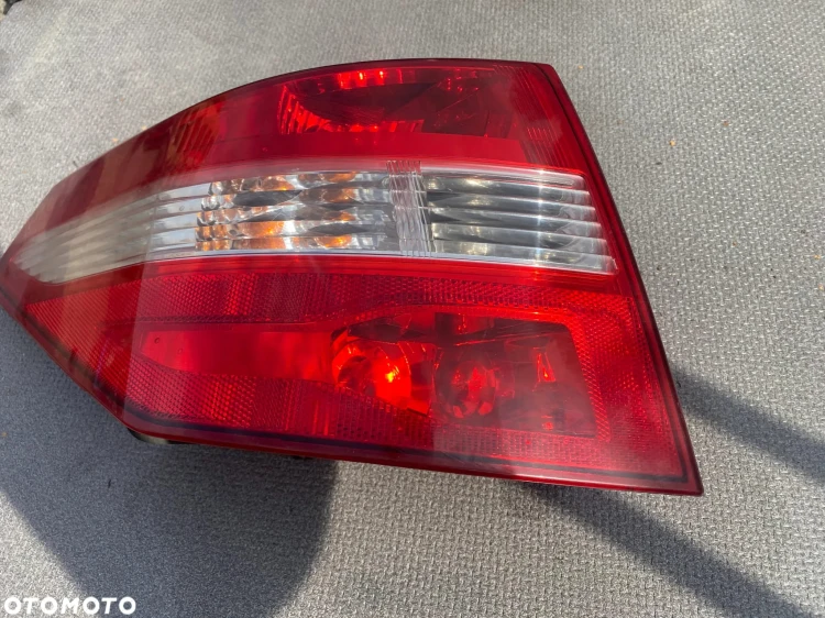 LAMPA-TYŁ-TYLNA-LEWA-RENAULT-LAGUNA-3-3.jpg